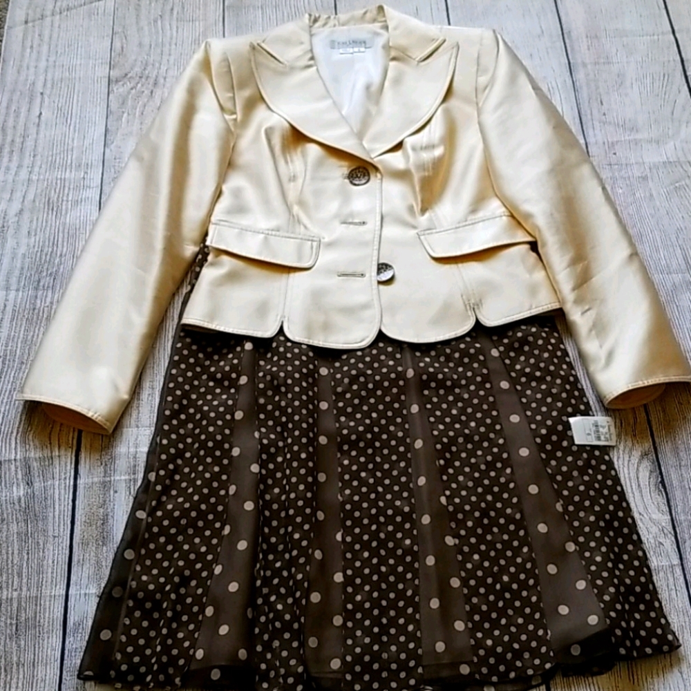 Skirt suit